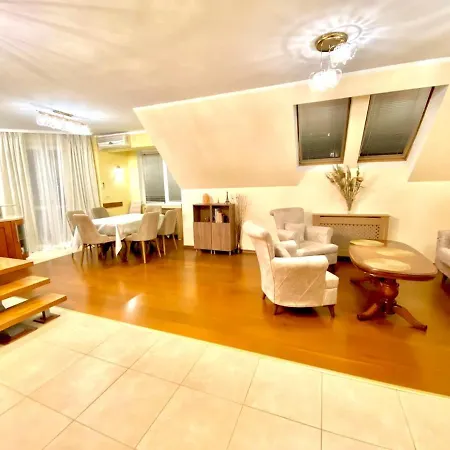 Spacious And Cozy Penthouse Διαμέρισμα